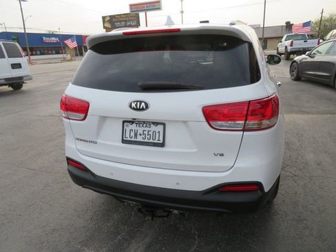Used 2016 Kia Sorento LX w/ LX Convenience Package image 6