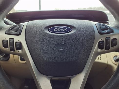 Used 2017 Ford Taurus SE image 13