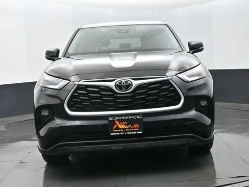 Used 2025 Toyota Highlander LE FWD image 3
