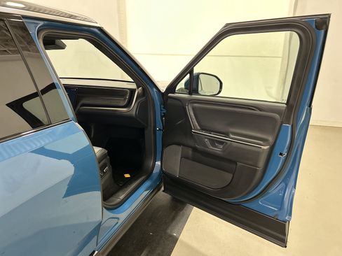 Used 2025 Rivian R1S Adventure Dual AWD/4WD image 18