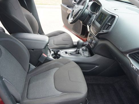 Used 2019 Jeep Cherokee Latitude w/ Cold Weather Group AWD/4WD image 18