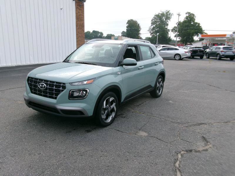 Used 2025 Hyundai Venue SEL FWD image 2