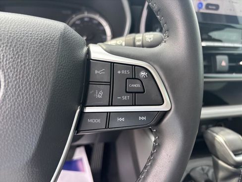 Used 2024 Toyota Highlander XLE FWD image 18