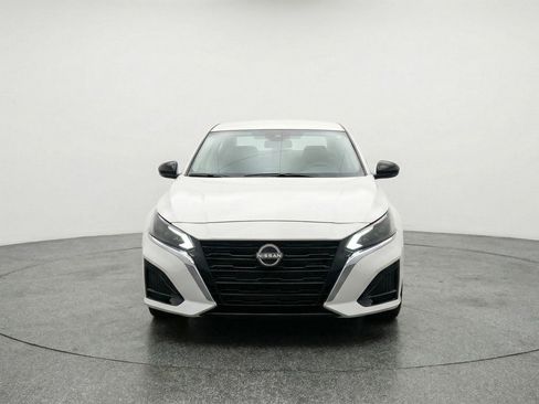 Used 2025 Nissan Altima 2.5 SV FWD image 2