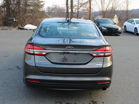 Used 2017 Ford Fusion SE w/ Fusion SE Technology Package image 5