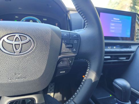 Used 2025 Toyota Camry SE image 32