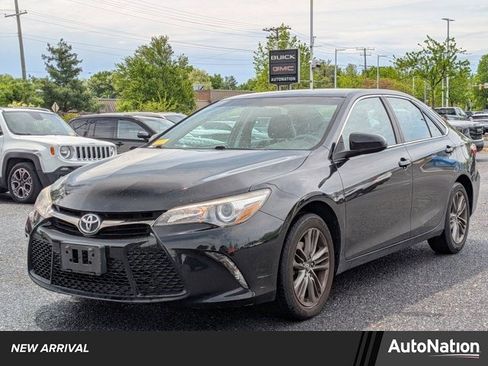 Used 2017 Toyota Camry SE image 1
