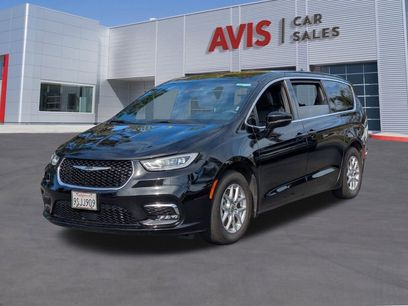 Used 2025 Chrysler Pacifica Select