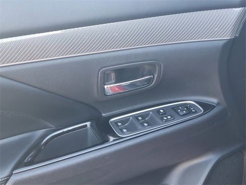 Used 2019 Mitsubishi Outlander 4WD Plug-In Hybrid image 9