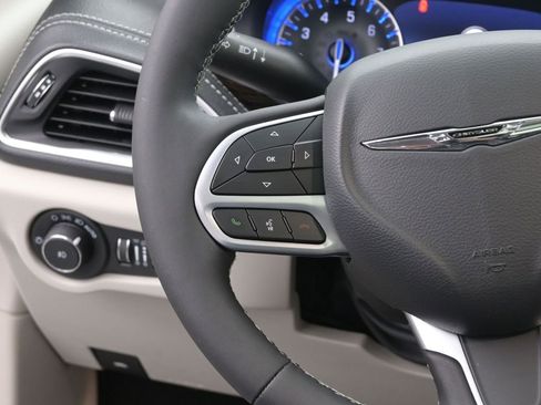 Used 2023 Chrysler Pacifica Limited AWD/4WD image 30