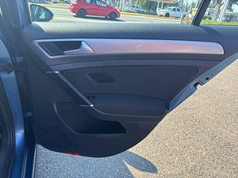 Used 2016 Volkswagen e-Golf SE w/ DC Fast Charging Package image 17