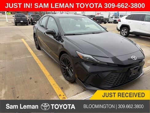 Used 2025 Toyota Camry SE image 1