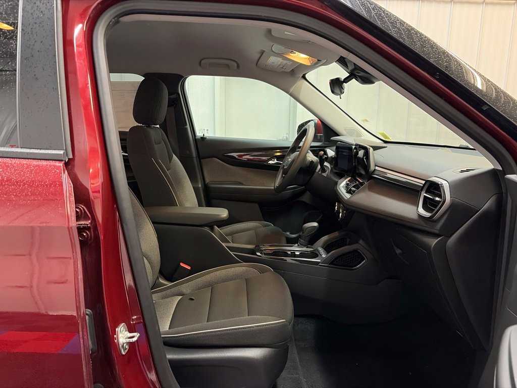 Used 2025 Chevrolet TrailBlazer LT AWD/4WD image 21
