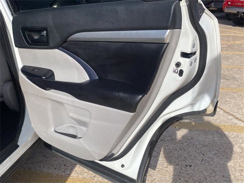 Used 2019 Toyota Highlander Plus image 11