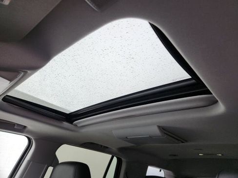 Used 2016 Cadillac Escalade Premium image 18