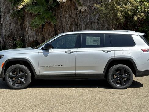 Certified 2025 Jeep Grand Cherokee L Altitude image 6