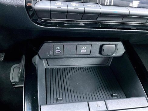 Used 2025 Toyota Prius LE image 31