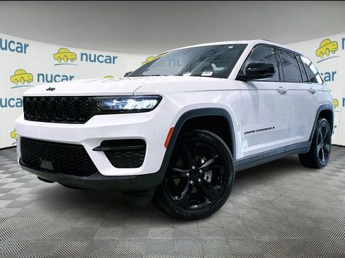 Used 2023 Jeep Grand Cherokee Altitude image 3