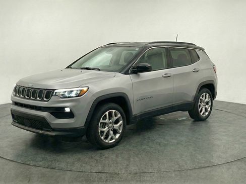 Used 2025 Jeep Compass Limited image 3