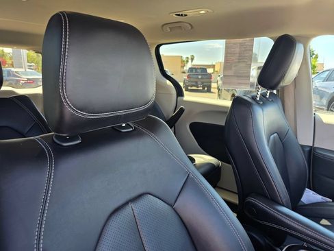 Certified 2024 Chrysler Pacifica Limited FWD image 20