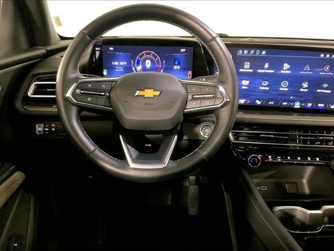 Used 2025 Chevrolet Traverse LT image 5