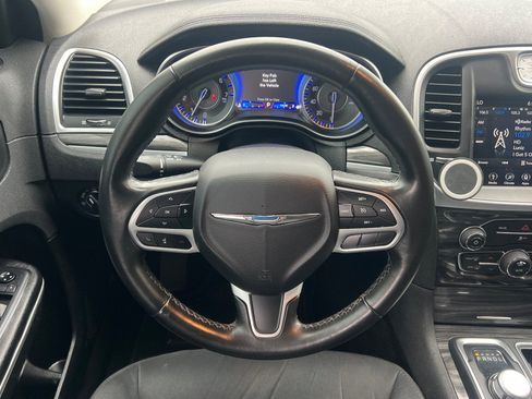 Used 2019 Chrysler 300 Touring RWD image 14