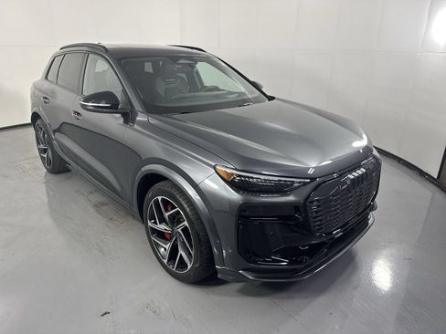 Used 2025 Audi SQ6 e-tron Premium Plus w/ Premium Plus AWD/4WD image 29