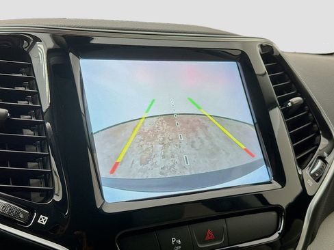 Used 2019 Jeep Cherokee Limited AWD/4WD image 15