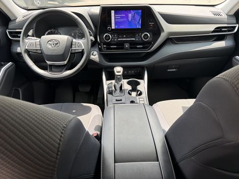 Certified 2024 Toyota Highlander LE AWD/4WD image 4