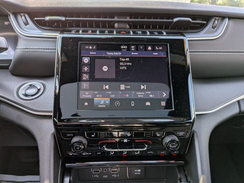 Used 2025 Jeep Grand Cherokee Laredo RWD image 14