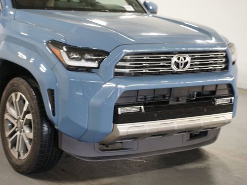 Used 2025 Toyota 4Runner Limited AWD/4WD image 4