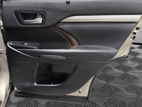 Used 2016 Toyota Highlander XLE image 16