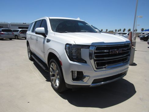 Used 2021 GMC Yukon XL SLT w/ SLT Premium Package AWD/4WD image 2
