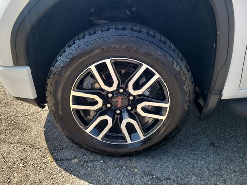 Used 2021 GMC Sierra 1500 AT4 w/ AT4 Value Package AWD/4WD image 8