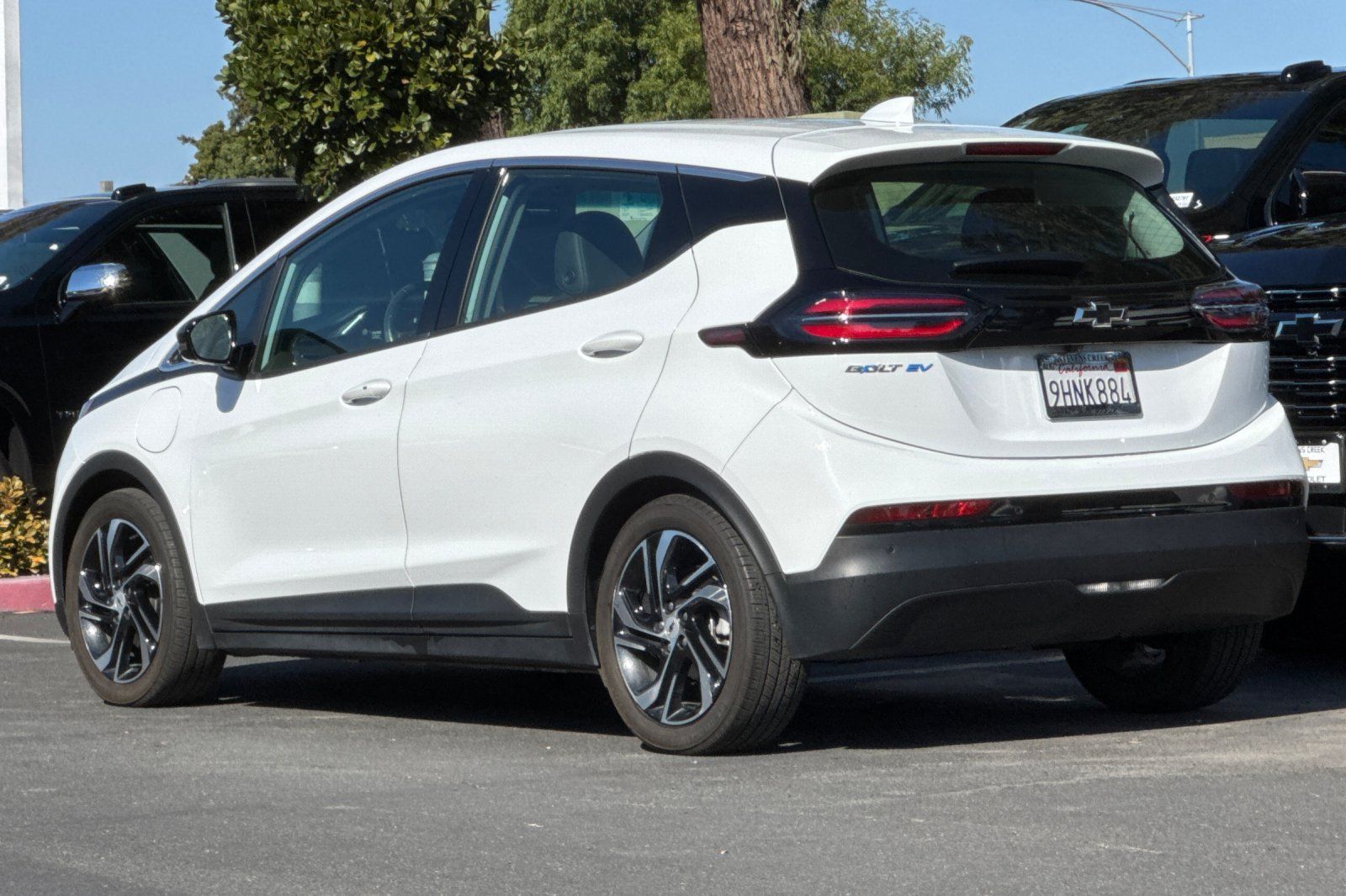 Used 2023 Chevrolet Bolt LT w/ Infotainment Package FWD image 7