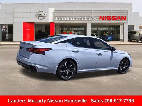 Used 2025 Nissan Altima 2.5 SR w/ SR Premium Package FWD image 3