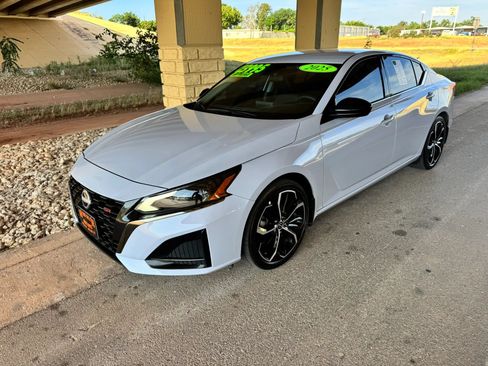 Used 2025 Nissan Altima 2.5 SR FWD image 7