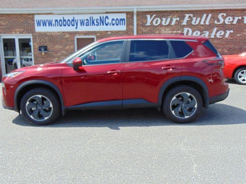 Used 2024 Nissan Rogue SV AWD/4WD image 8