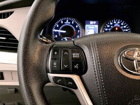 Used 2018 Toyota Sienna LE FWD image 18