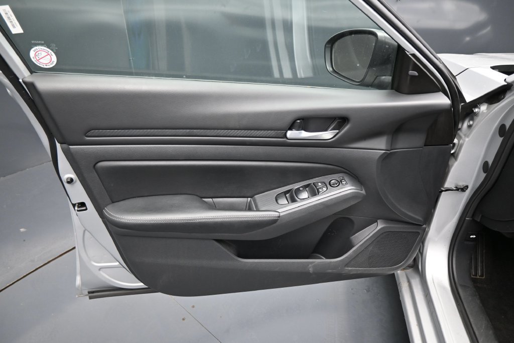 Used 2025 Nissan Altima 2.5 SV FWD image 10