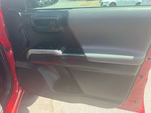 Used 2021 Toyota Tacoma SR5 AWD/4WD image 14