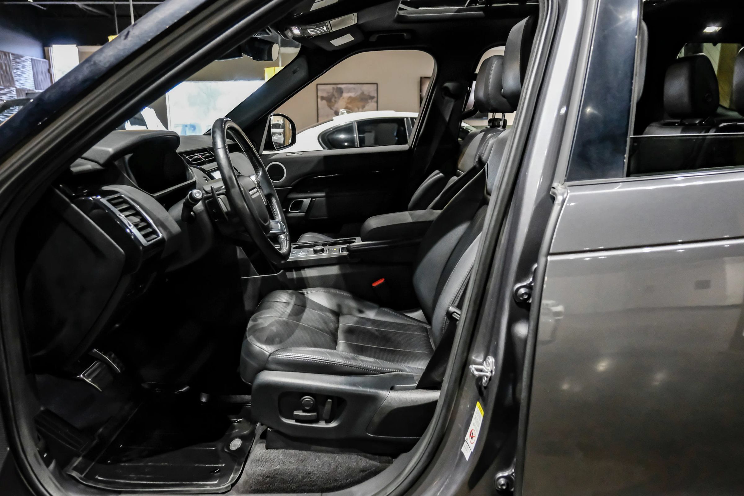 Used 2018 Land Rover Discovery SE AWD/4WD image 4