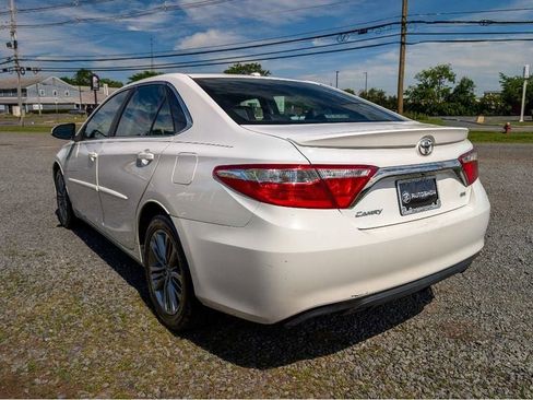 Used 2017 Toyota Camry SE w/ Moonroof Package FWD image 8