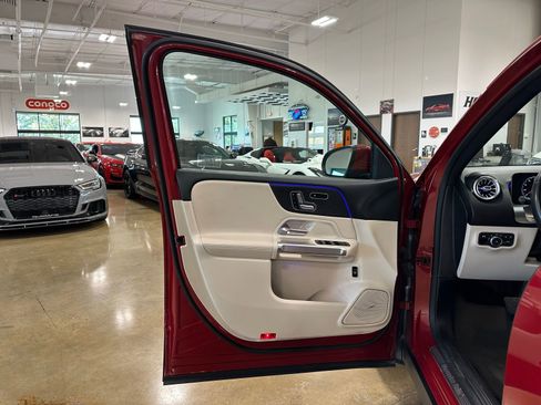 Used 2021 Mercedes-Benz GLB 250 w/ Premium Package image 11