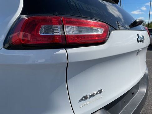 Used 2017 Jeep Cherokee Latitude AWD/4WD image 31