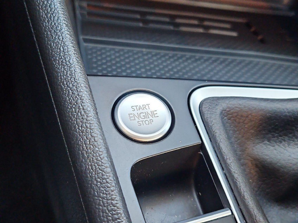 Certified 2025 Volkswagen Jetta SE w/ Sunroof Package FWD image 22