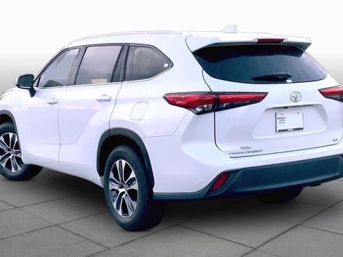 Used 2023 Toyota Highlander XLE FWD image 11