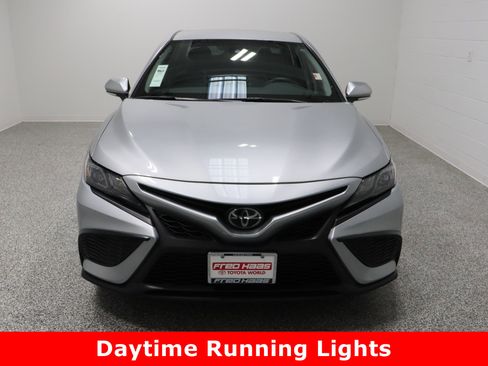 Used 2022 Toyota Camry SE image 3