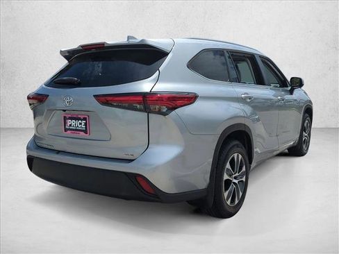 Used 2023 Toyota Highlander XLE FWD image 5