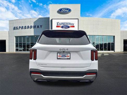 Used 2024 Kia Sorento S image 7